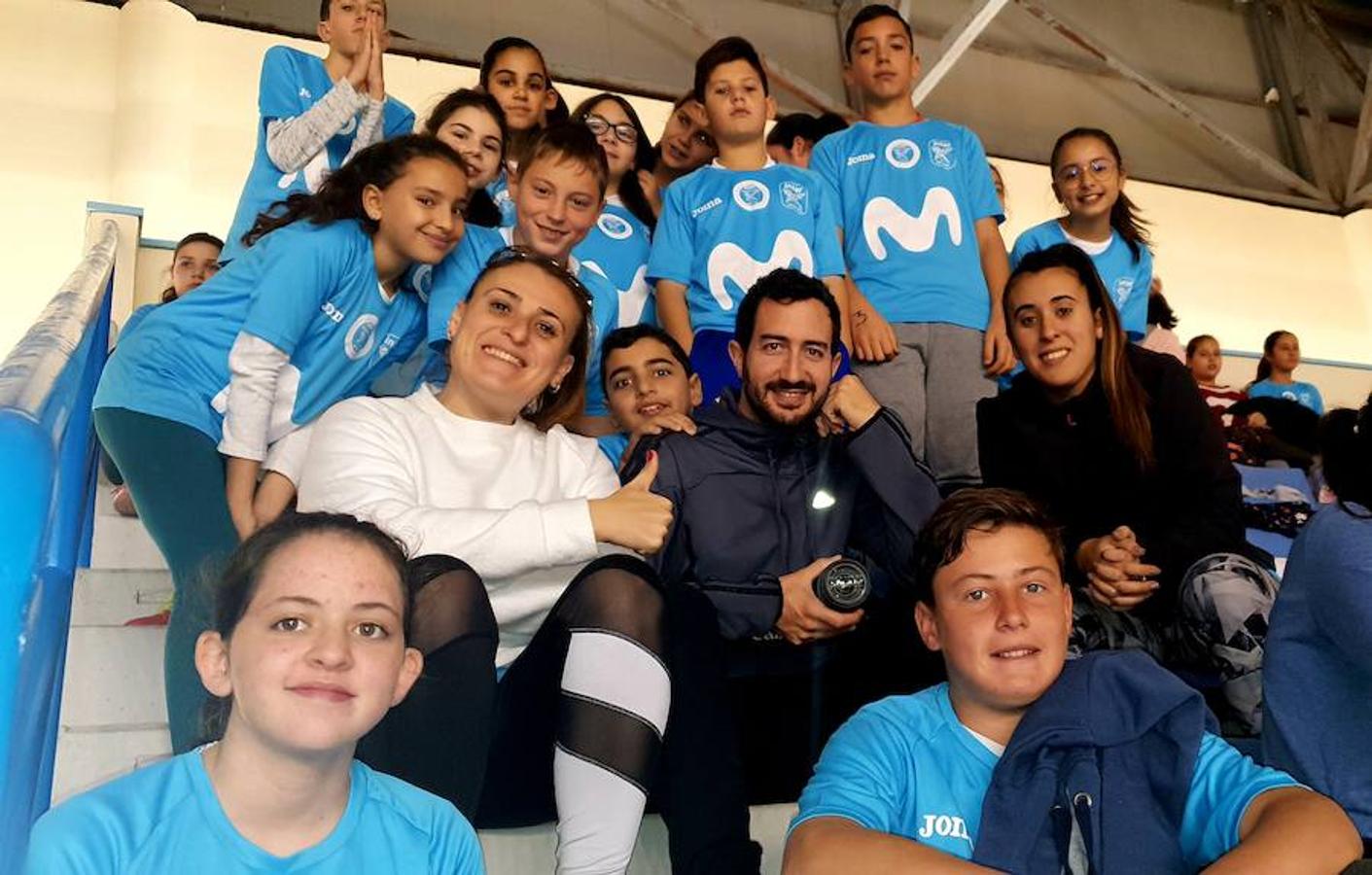 Bajo el hilo conductor del periodista Iñaki Cano, más de 600 niños de Adra han compartido toques de balón con los jugadores del equipo Movistar Inter FS