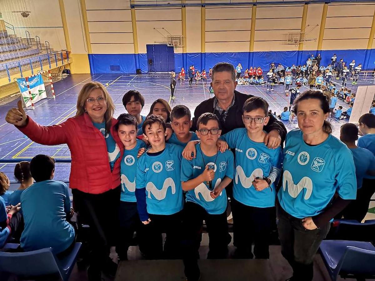 Bajo el hilo conductor del periodista Iñaki Cano, más de 600 niños de Adra han compartido toques de balón con los jugadores del equipo Movistar Inter FS