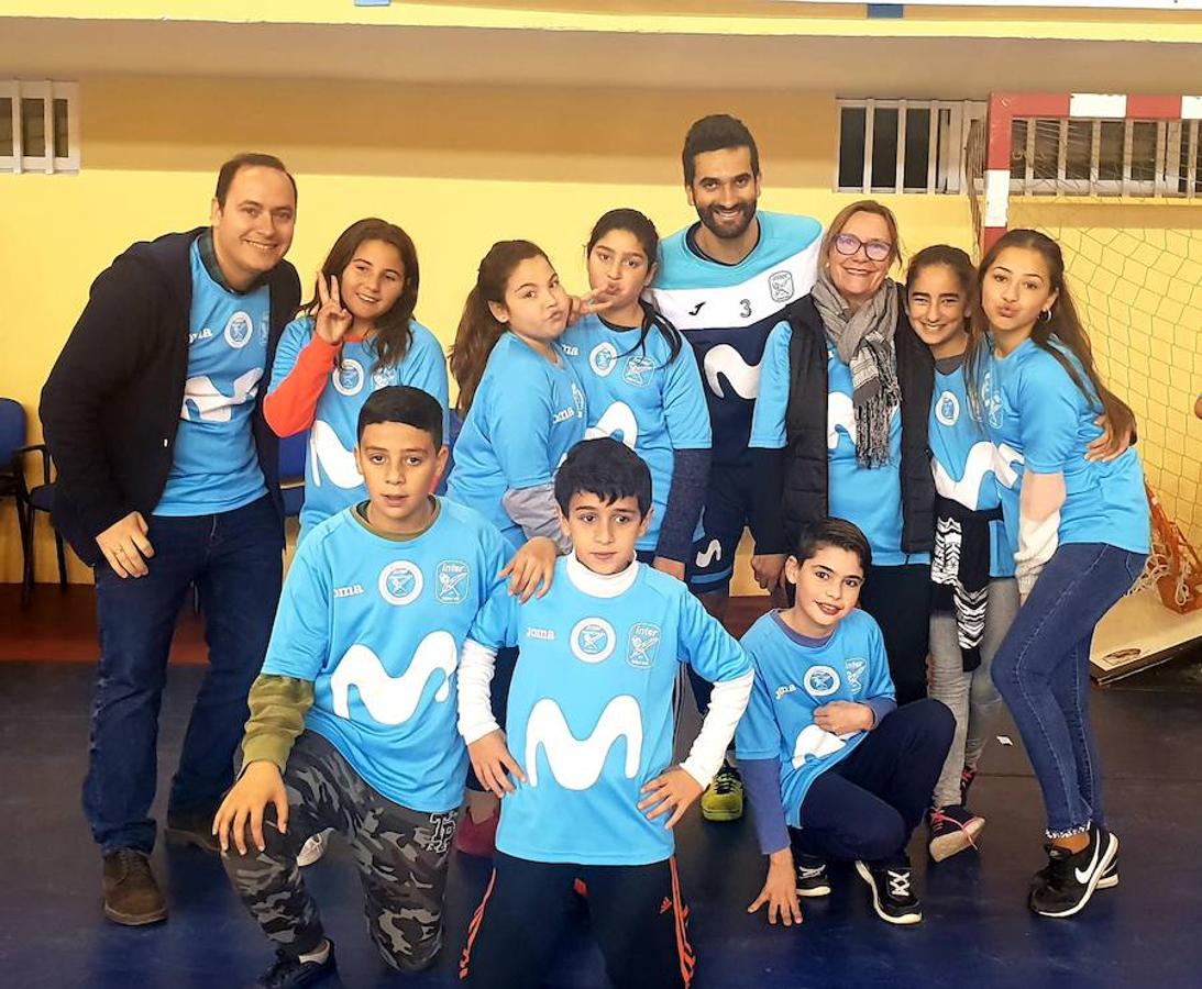 Bajo el hilo conductor del periodista Iñaki Cano, más de 600 niños de Adra han compartido toques de balón con los jugadores del equipo Movistar Inter FS