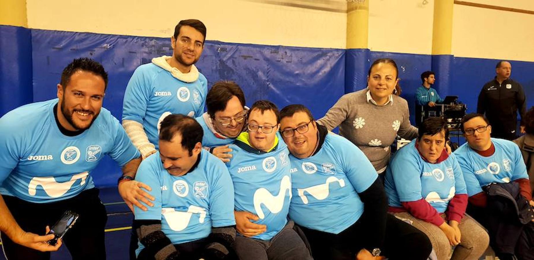 Bajo el hilo conductor del periodista Iñaki Cano, más de 600 niños de Adra han compartido toques de balón con los jugadores del equipo Movistar Inter FS