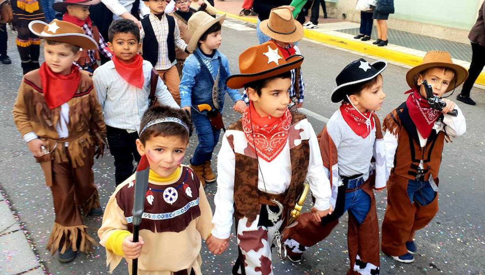 Más de 2.000 niños salen a la calle en el tradicional pasacalles infantil