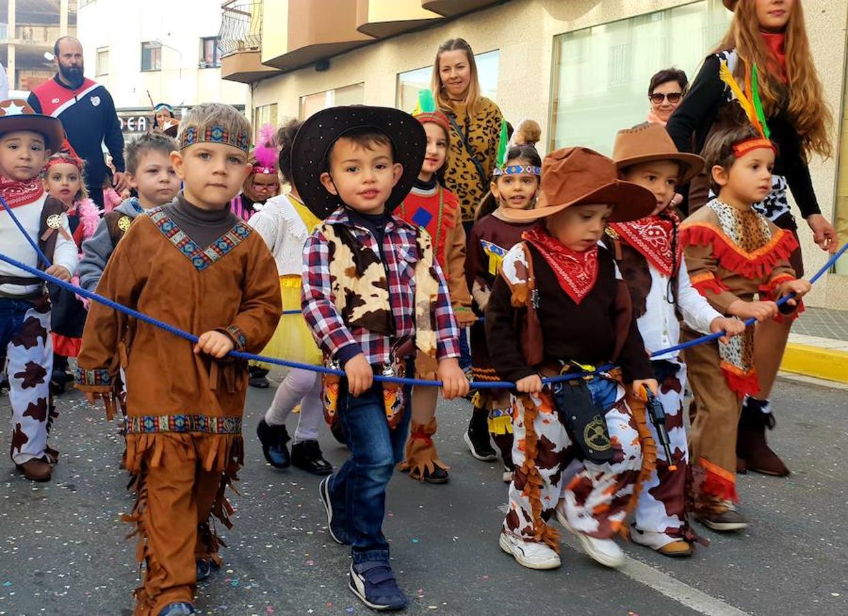 Más de 2.000 niños salen a la calle en el tradicional pasacalles infantil