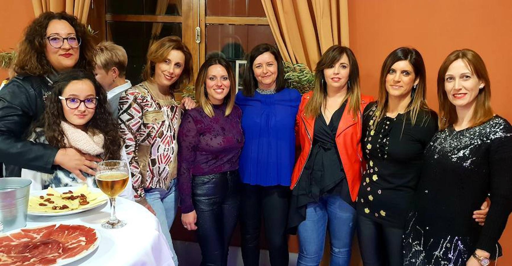 La empresaria presenta la nueva colección de moda en un desfile que reunió a más de cien personas en el salón de actos de La Alcoholera de Adra