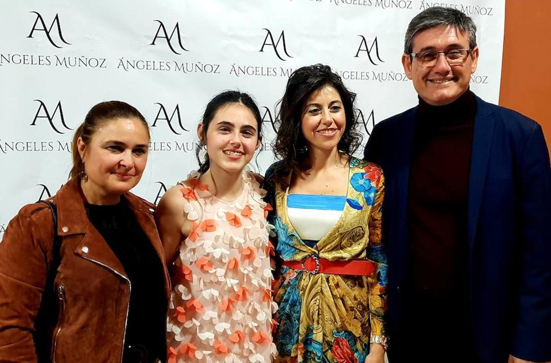La empresaria presenta la nueva colección de moda en un desfile que reunió a más de cien personas en el salón de actos de La Alcoholera de Adra