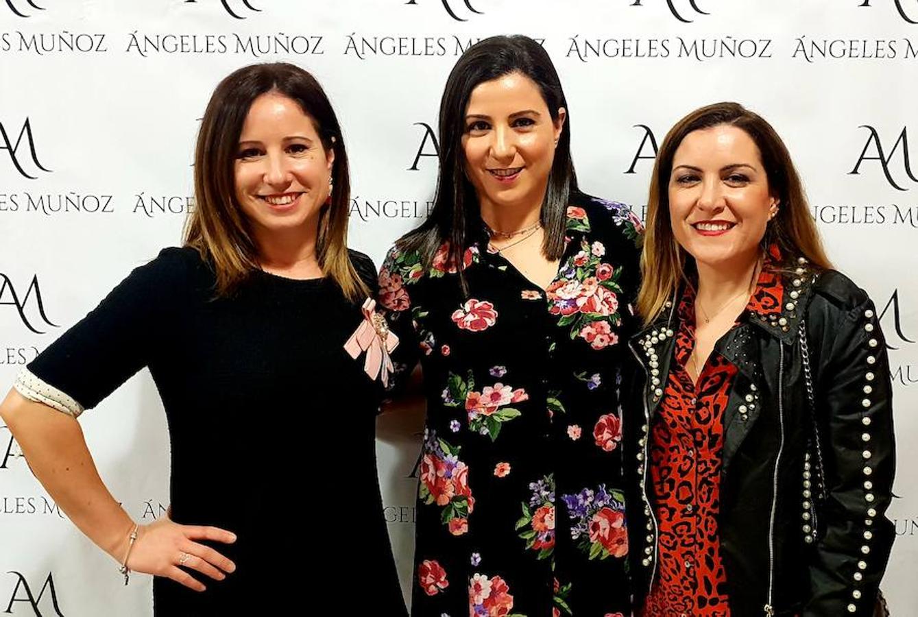 La empresaria presenta la nueva colección de moda en un desfile que reunió a más de cien personas en el salón de actos de La Alcoholera de Adra