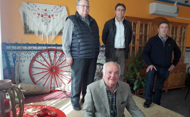 Ricardo Pintor, Francisco López y José M. López (arriba) con Francisco Antequera, miembros de la junta directiva de la asociación cultural flamenca Adra Fenicia. 