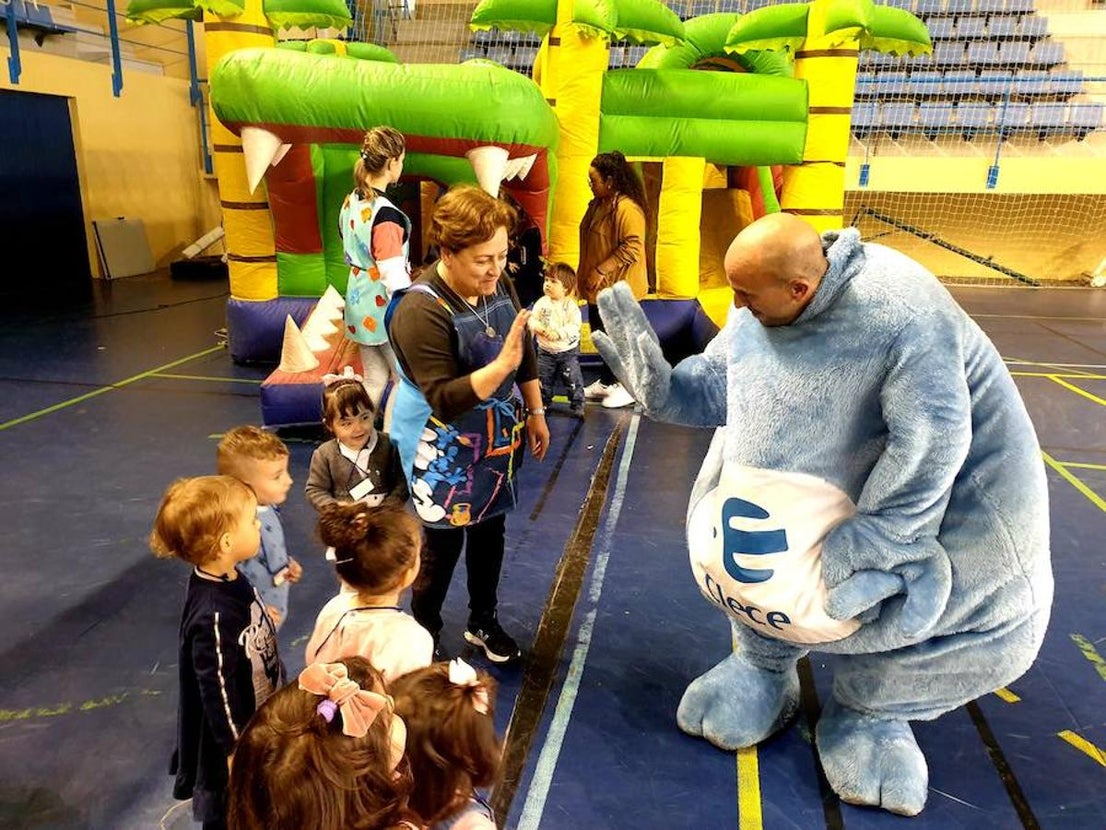 A lo largo del día, hay talleres para niños que han sido organizados por los alumnos de Educación Infantil y Animación Sociocultural del IES Gaviota
