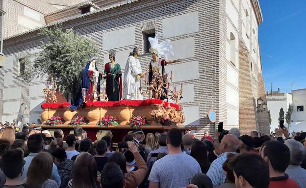 El paso de misterio a su salida del templo parroquial. 