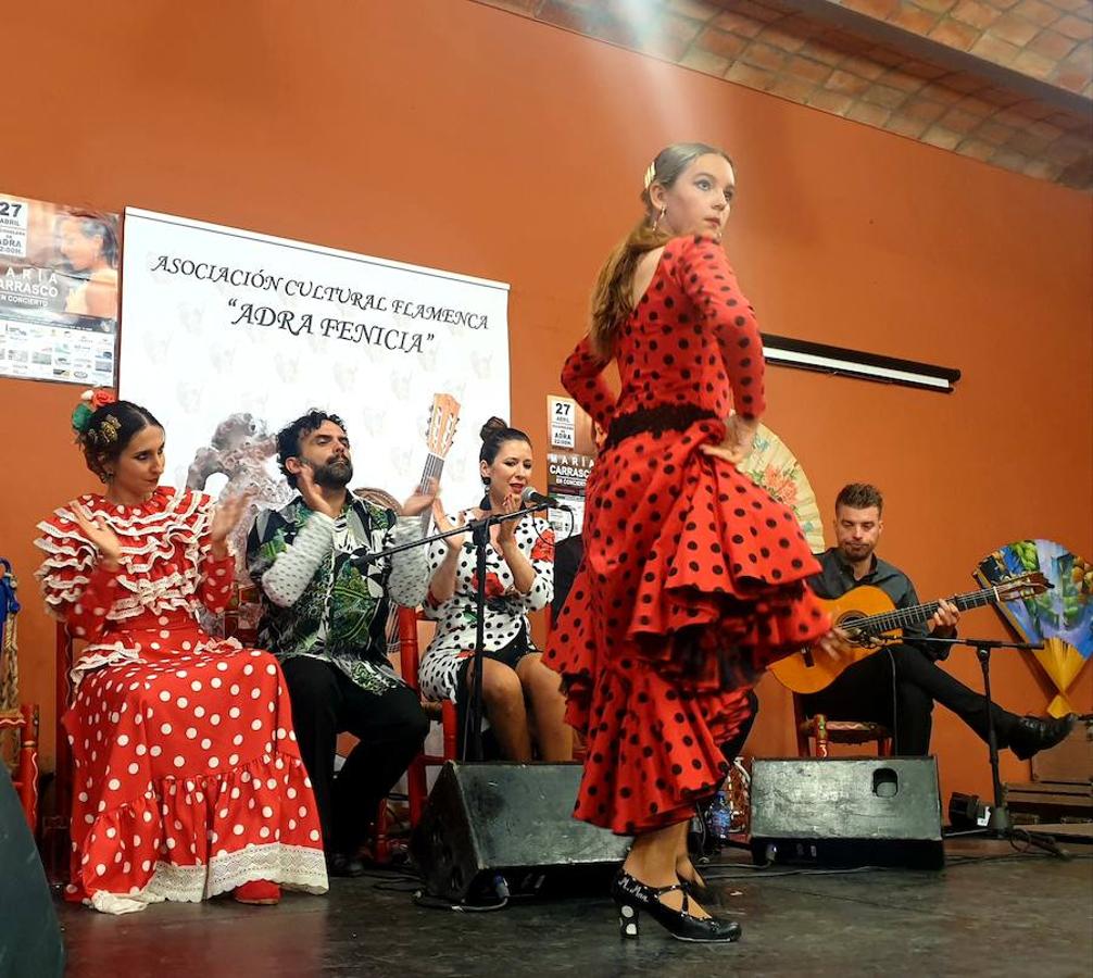 El salón de actos de la antigua fábrica de alcohol de Adra se queda pequeño para disfrutar de María Carrasco, acompañada por jóvenes artistas abderitanos