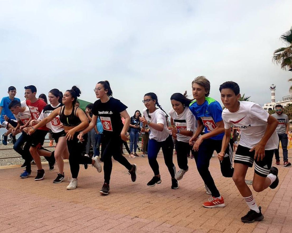 El paseo martítmo de poniente ha sido el lugar elegido para celebrar la jornada de convivencia, que ha contado con la participación de 700 alumnos de Educación Secundaria