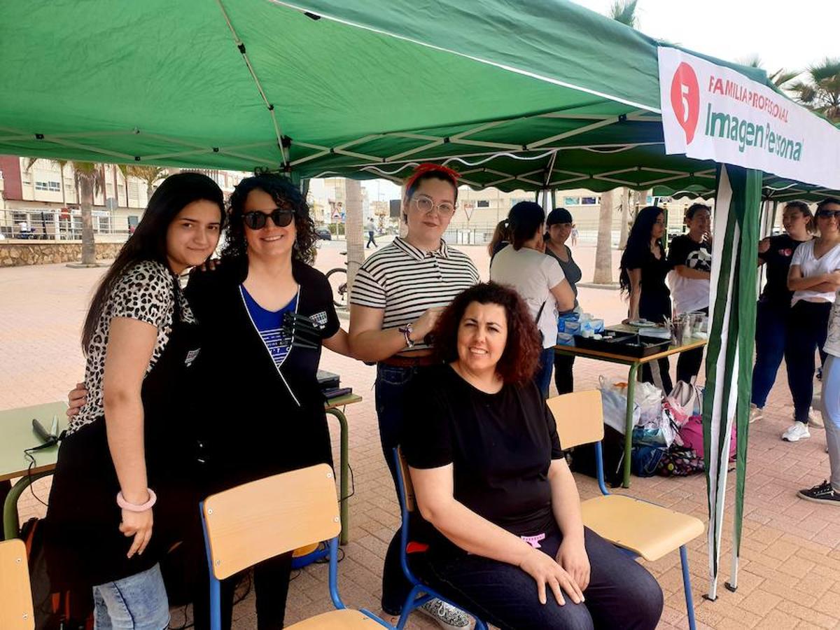 El paseo martítmo de poniente ha sido el lugar elegido para celebrar la jornada de convivencia, que ha contado con la participación de 700 alumnos de Educación Secundaria