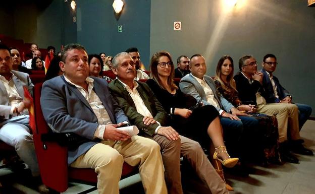 Juan José Ibáñez, candidato por Adra, con parte de su candidatura en el acto de ayer. 