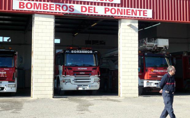 Una mujer herida con quemaduras y más de 20 desalojados por un incendio en un edificio de Berja
