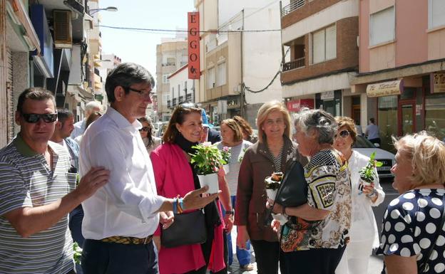  Fátima Bañez ha visitado Adra. 