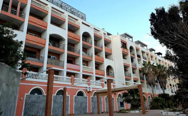 Imagen actual de la fachada del hotel Mirador de Adra, cerrado desde hace seis años. 