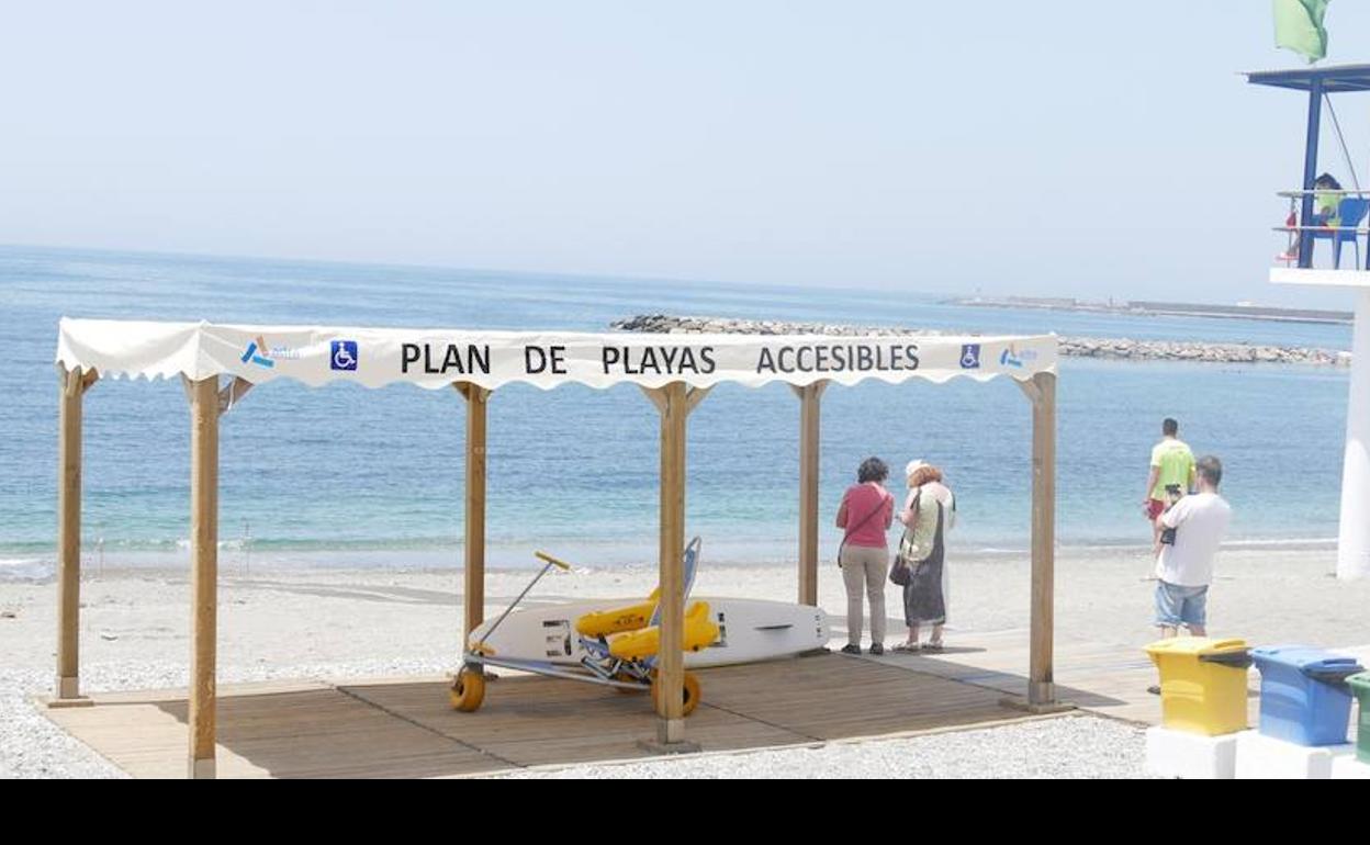 La playa El Carboncillo cuenta con un punto de sombra para personas con movilidad reducida