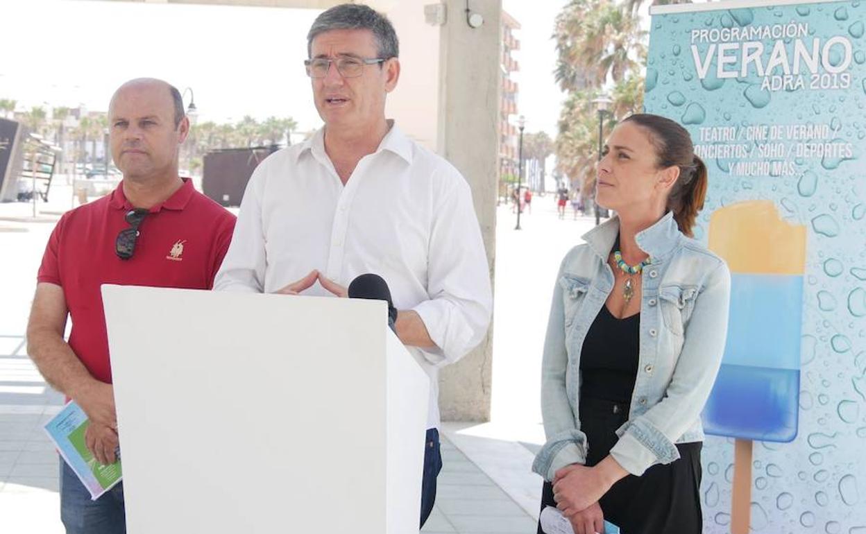 El concejal de Deportes, Pedro Peña, con el alcalde y la edil de Cultura.