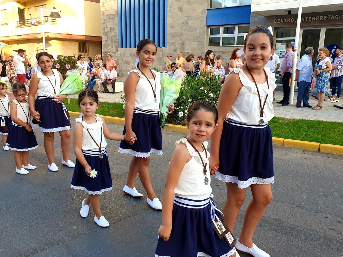 Como cada 16 de julio, la imagen desfila en procesión por las calles de Adra y pasea por la bahía