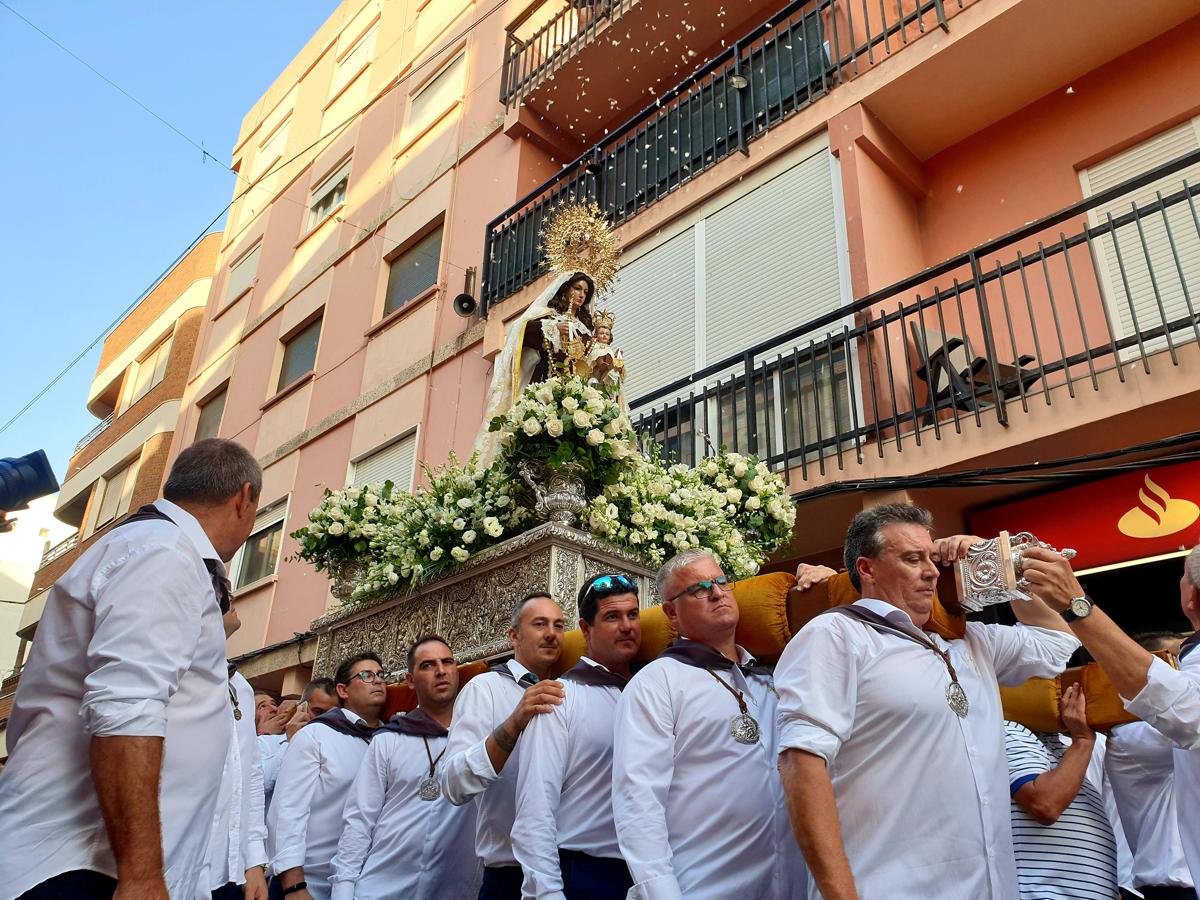 Como cada 16 de julio, la imagen desfila en procesión por las calles de Adra y pasea por la bahía