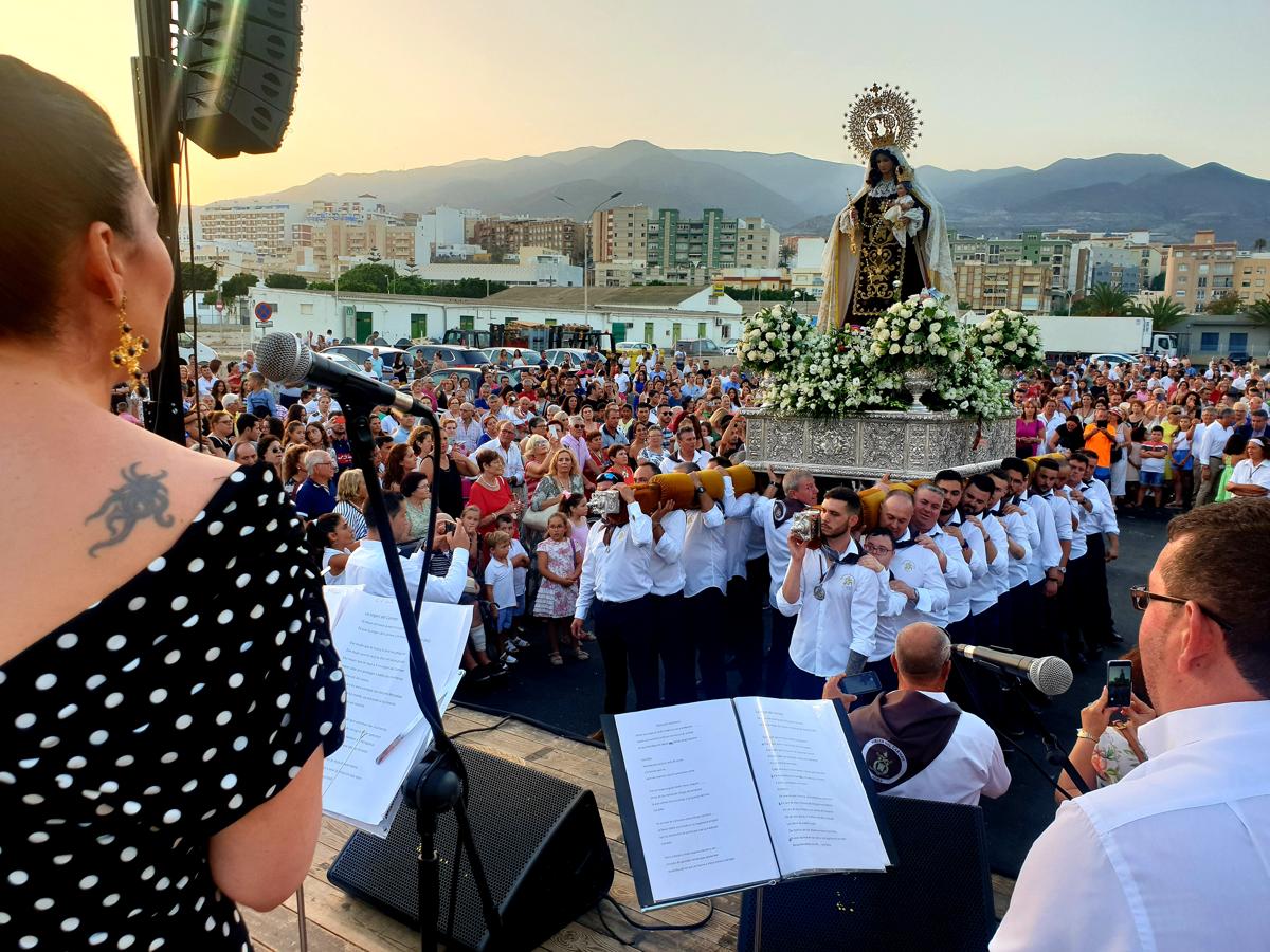 Como cada 16 de julio, la imagen desfila en procesión por las calles de Adra y pasea por la bahía