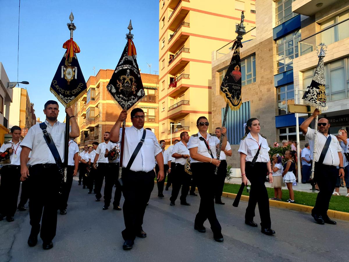 Como cada 16 de julio, la imagen desfila en procesión por las calles de Adra y pasea por la bahía