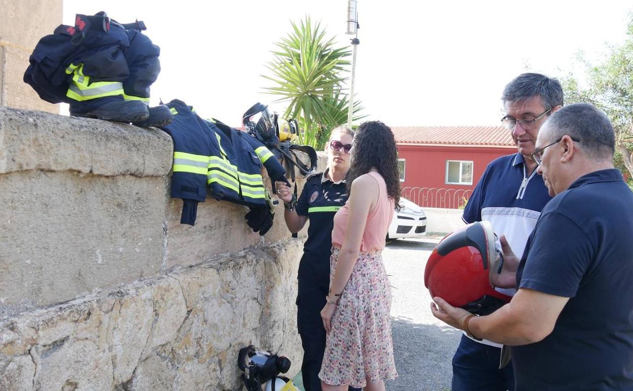 El personal de Protección Civil estrena trajes ignífugos para actuar en caso de incendio