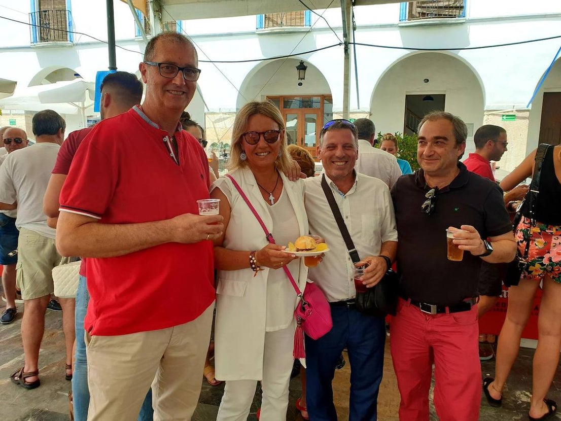 Doce bares y restaurantes se han instalado bajo la carpa de la Plaza Porticada, punto de encuentro en estas fiestas patronales