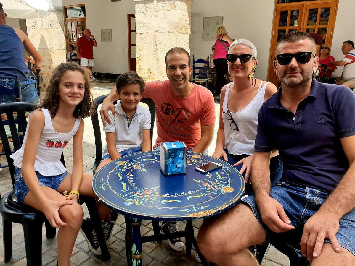 Doce bares y restaurantes se han instalado bajo la carpa de la Plaza Porticada, punto de encuentro en estas fiestas patronales