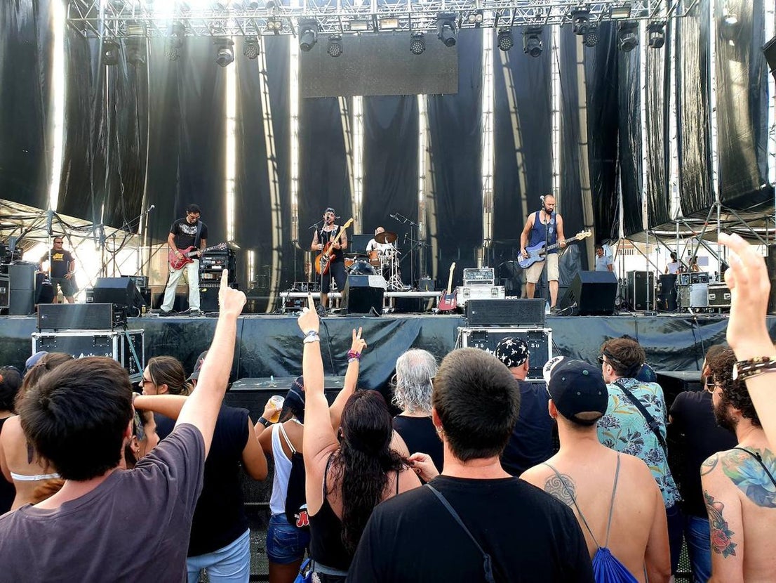Continúa la fiesta en Adra con música ininterrumpida desde las dos de la tarde, en formato acústico, hasta la madrugada