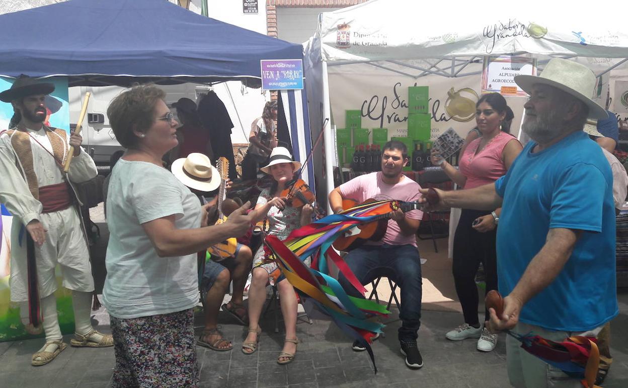 La juerga y el rock deja paso a la música alpujarreña en Adra
