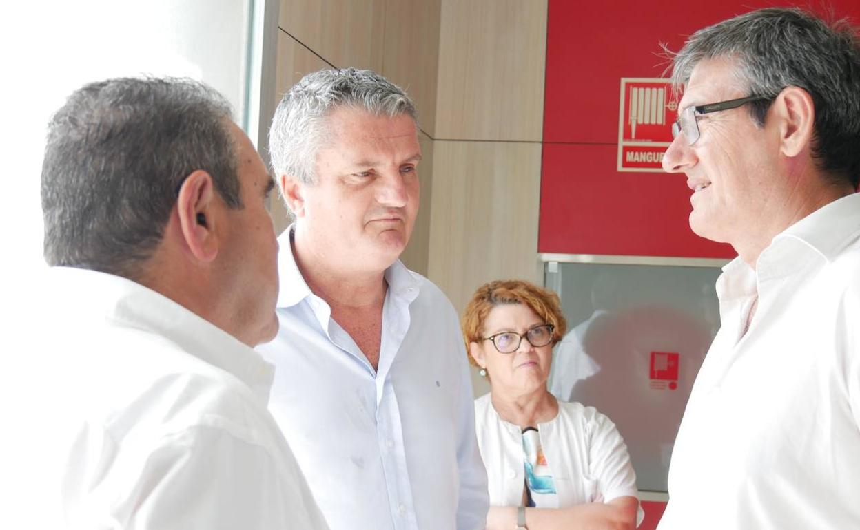 El alcalde atendió al delegado durante su visita. 