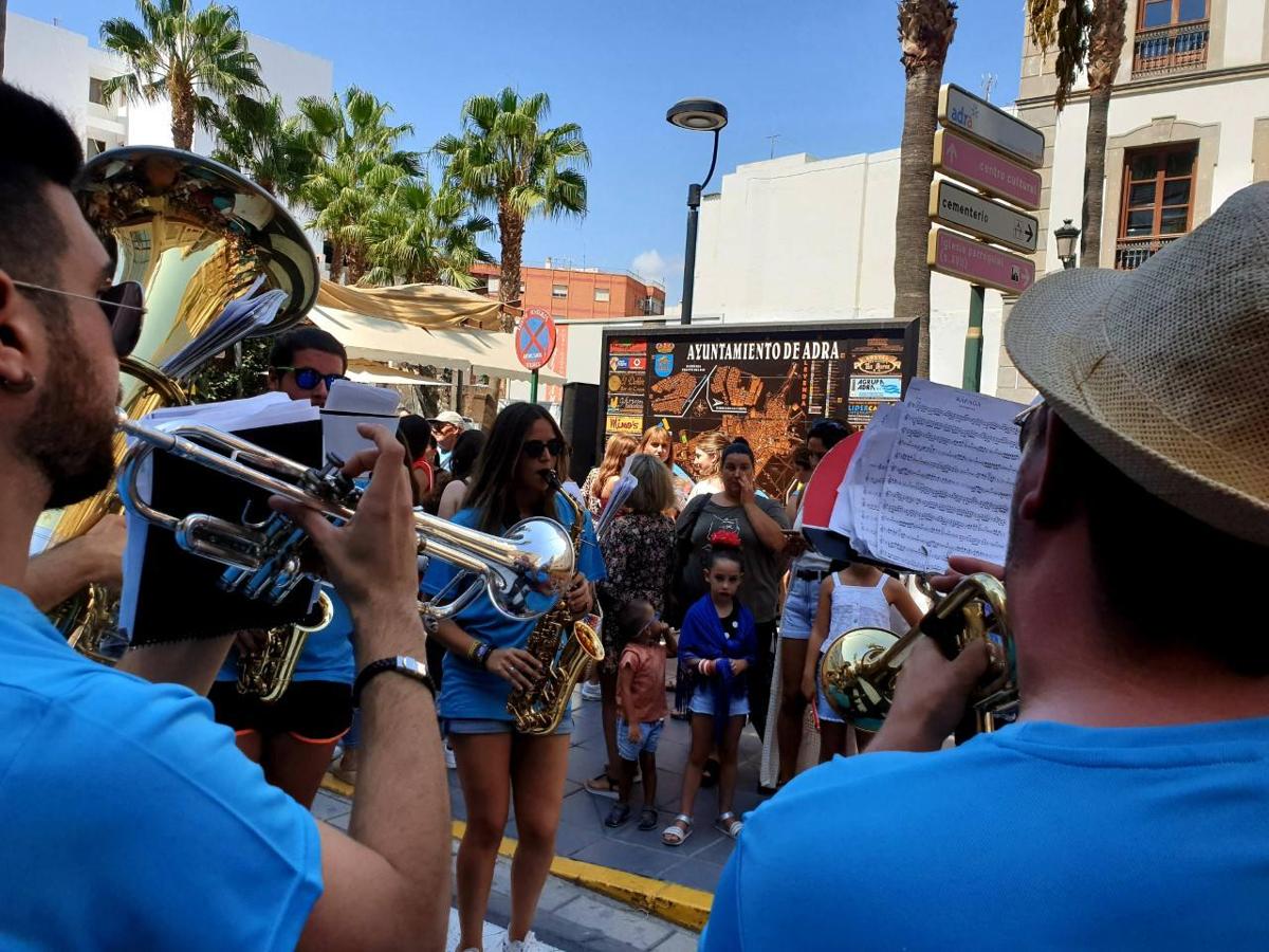 Arranca la Feria de Adra con el concurso de castillos de arena, el 'flashmob' de las academias de baile, el reparto de abanicos y la feria del mediodía