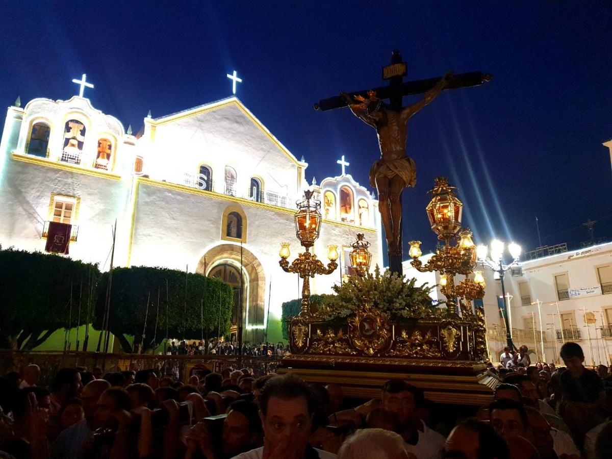 Como cada tercer domingo de septiembre, el recorrido se convierte en un espectáculo de pólvora en honor a la sagrada imagen