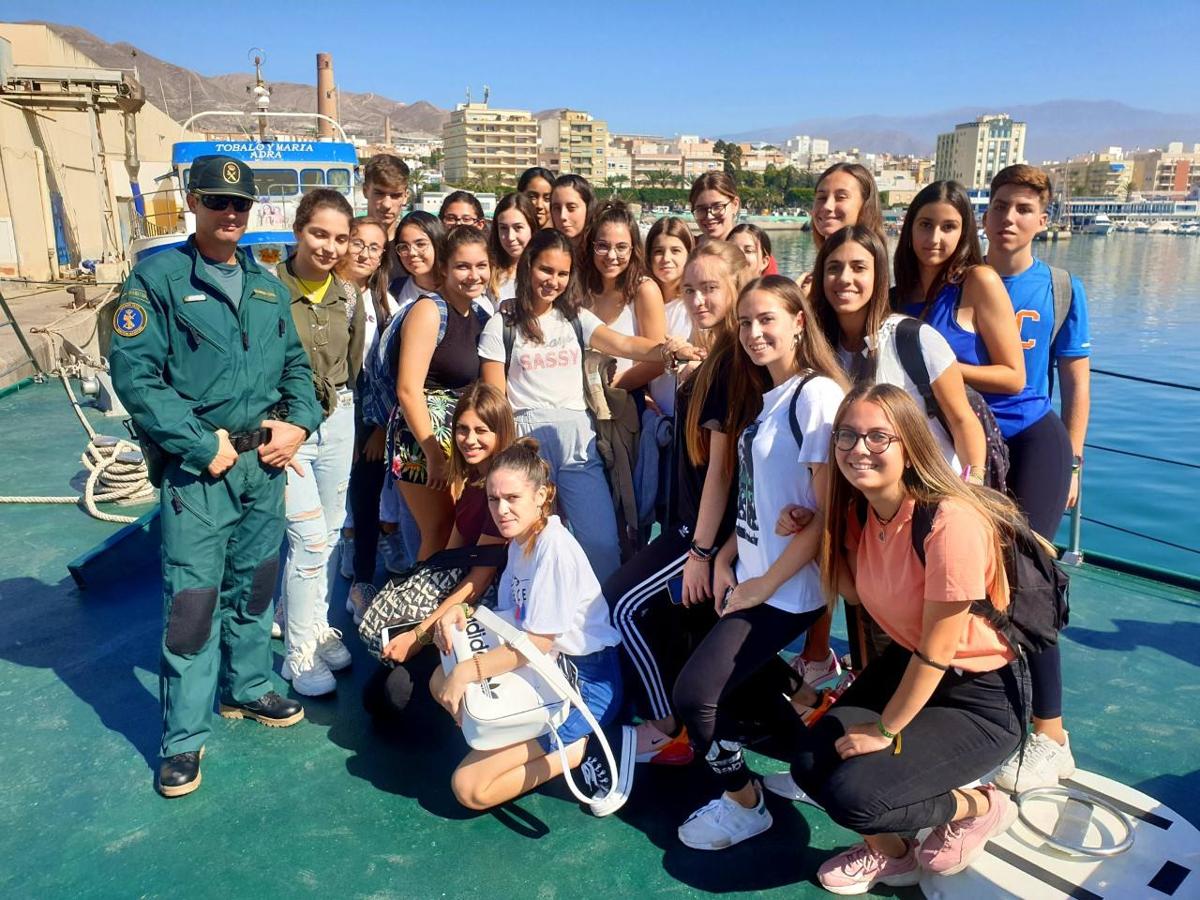 Los agentes muestran su trabajo en una exhibición de medios materiales y humanos que ha reunido a casi 700 escolalres y decenas de personas anónimas