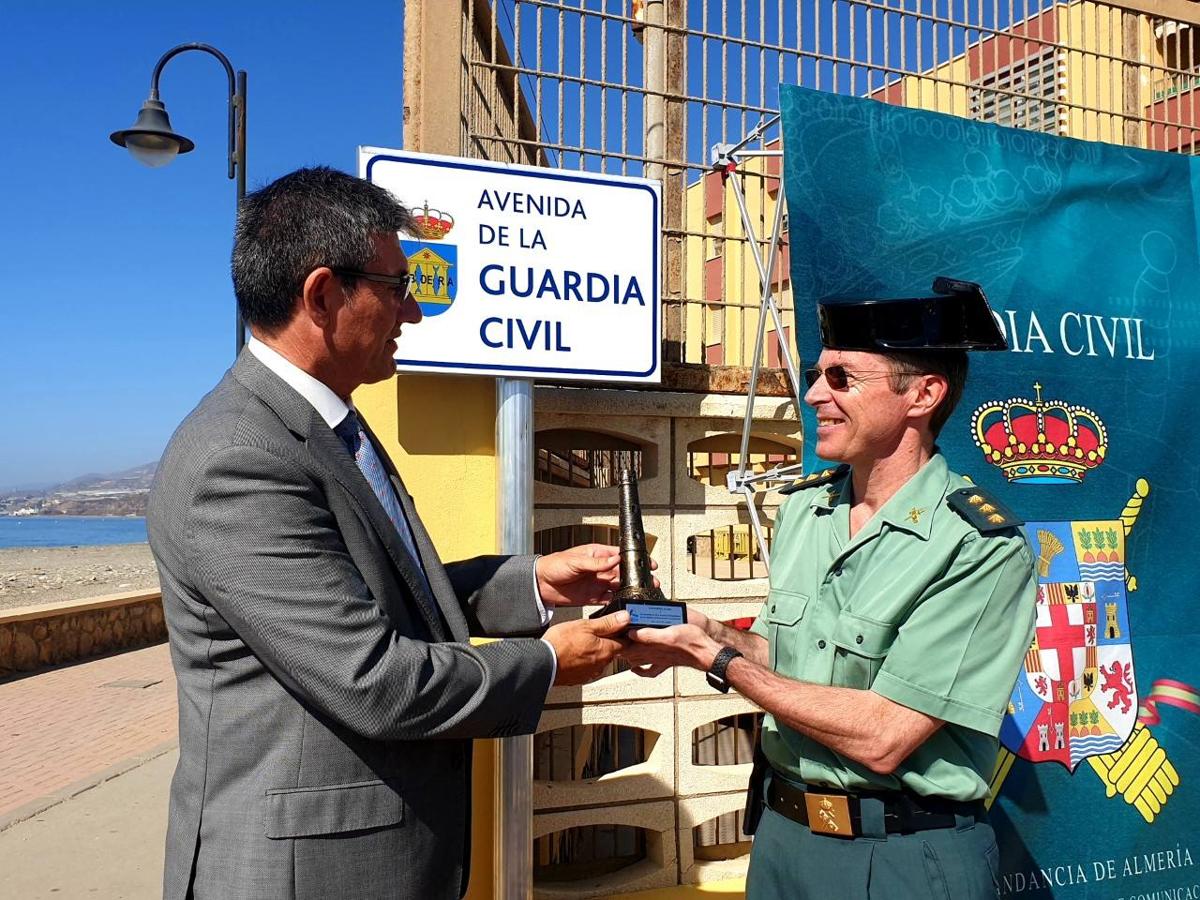 Los agentes muestran su trabajo en una exhibición de medios materiales y humanos que ha reunido a casi 700 escolalres y decenas de personas anónimas