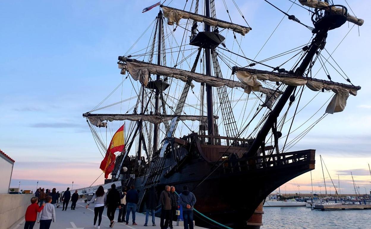 El Galeón Andalucía ha atracado hoy martes en el Puerto de Adra. 