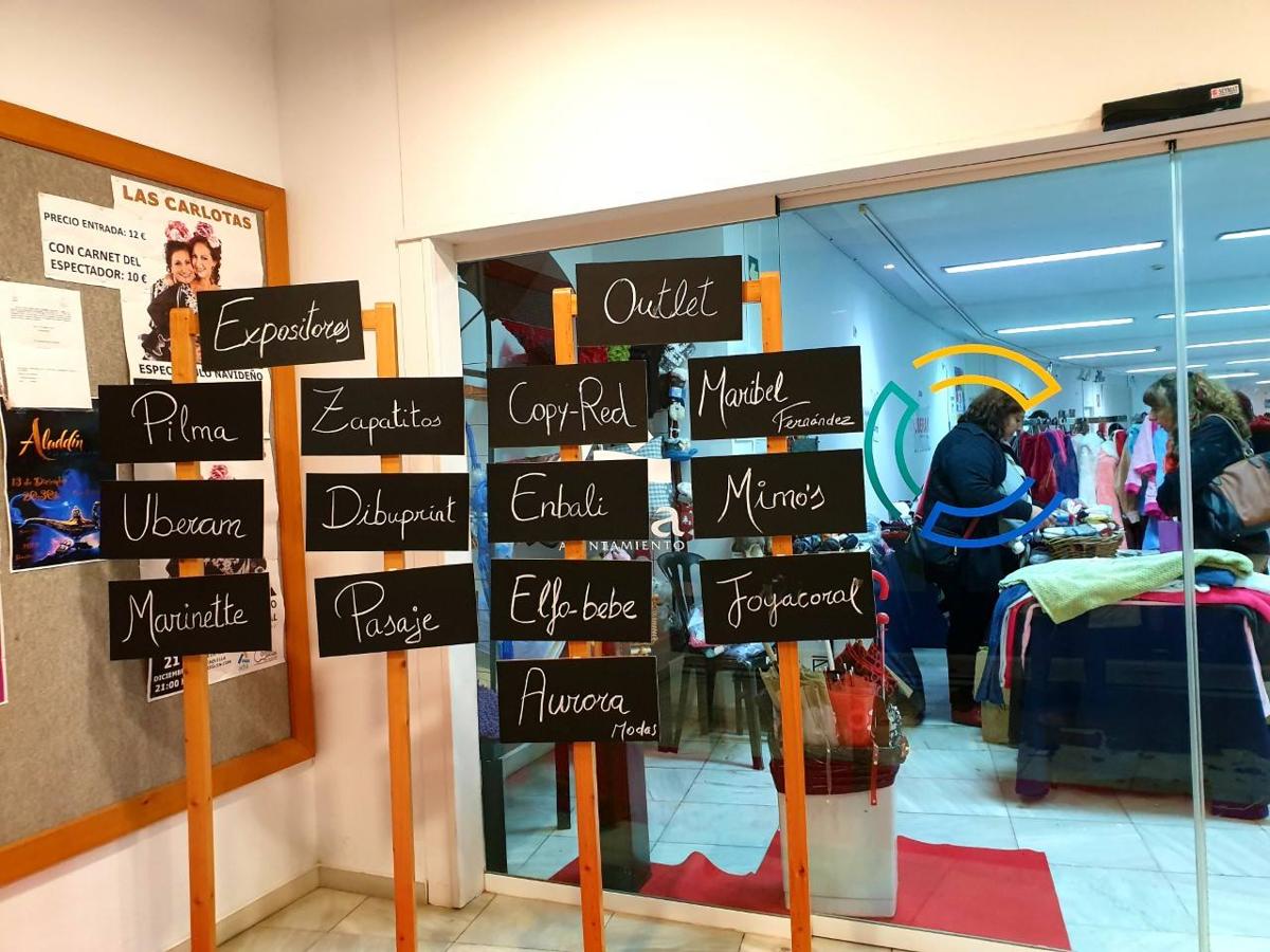 Fotos: Primeras marcas en la Feria Outlet del comercio de Adra