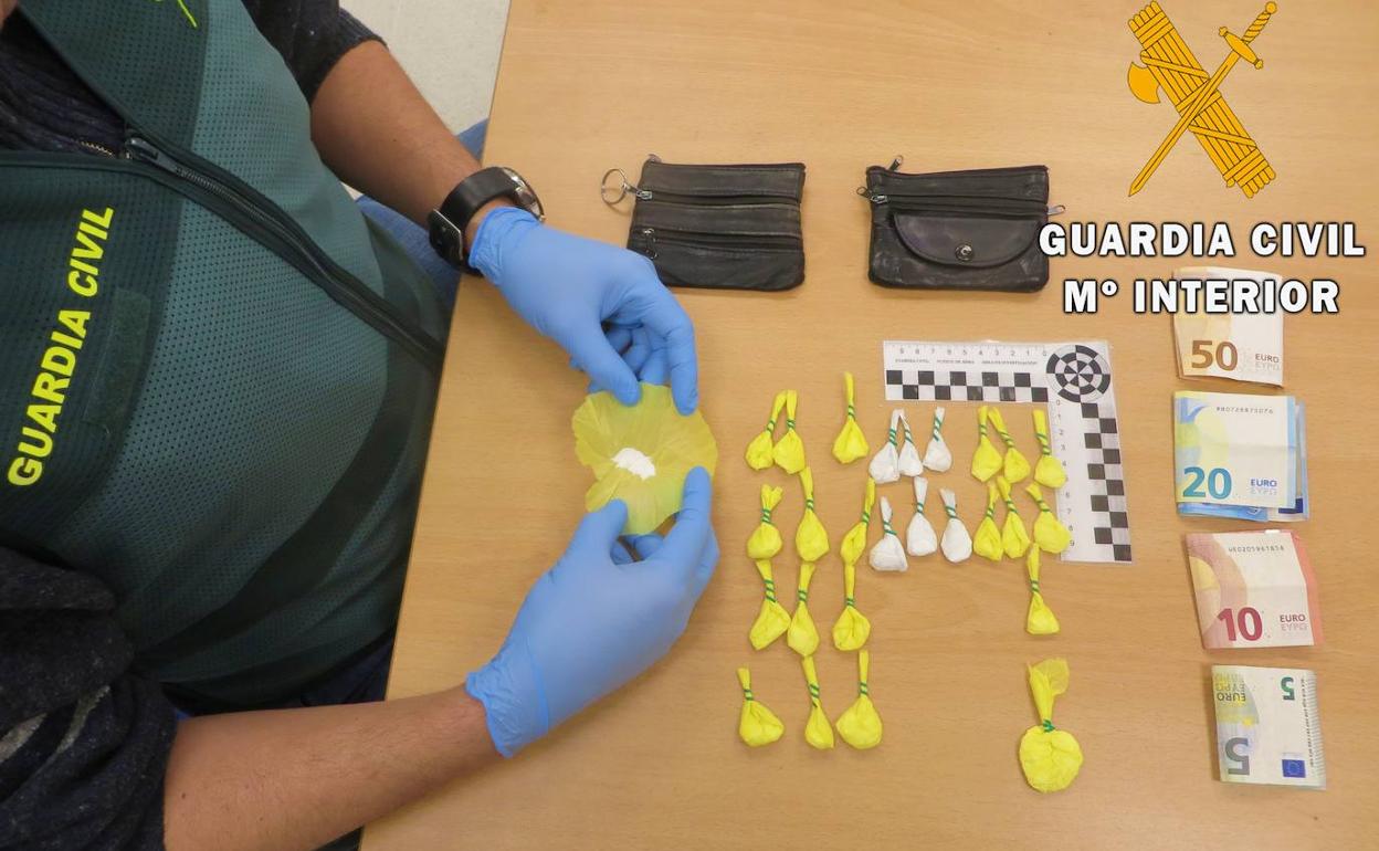 Sucesos en Almería: Localizan cocaína, hachís y moneda fraccionada en el domicilio de un vecino de Adra
