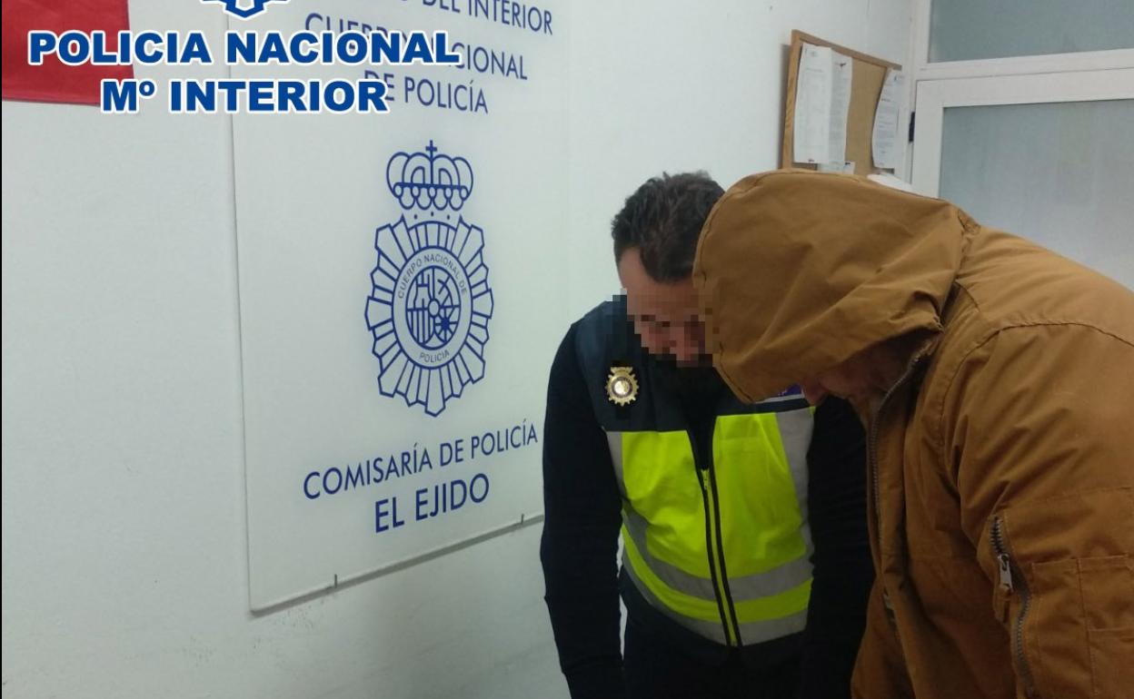El arrestado, en las dependencias policiales de El Ejido, en Almería