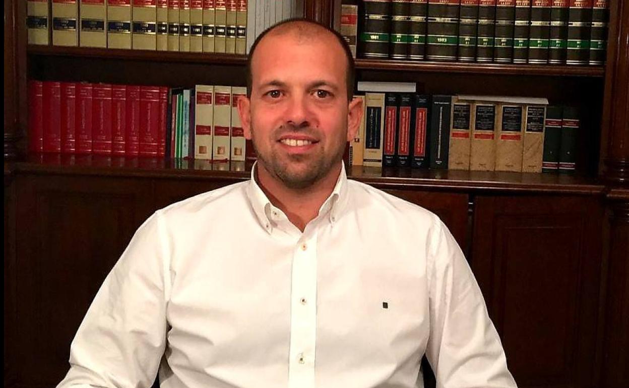 Antonio Fernández ha publicado su primer libro con la editorial Poesía Eres Tú. 