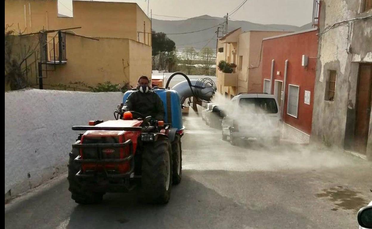 Comienza la desinfección con maquinaria agrícola en Berja