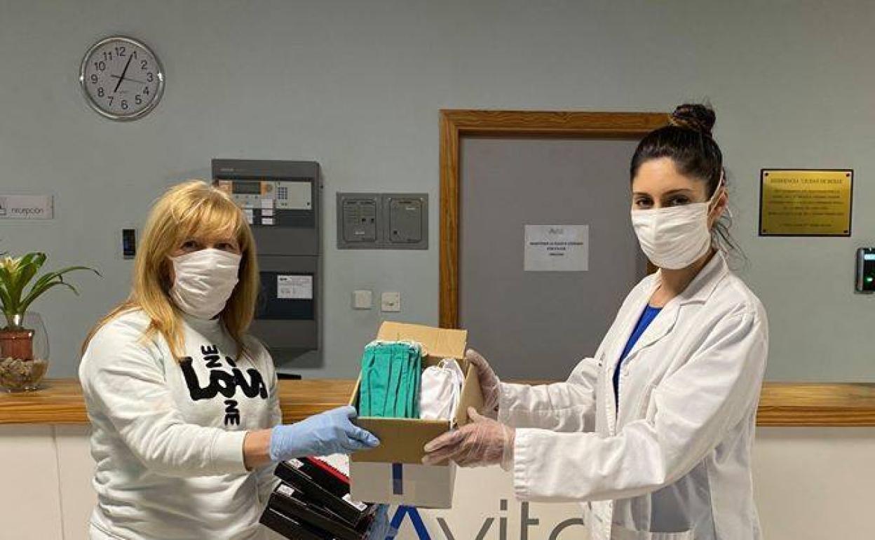 Cecilia Martín ha entregado personalmente las mascarillas en la Residencia de Mayores. 