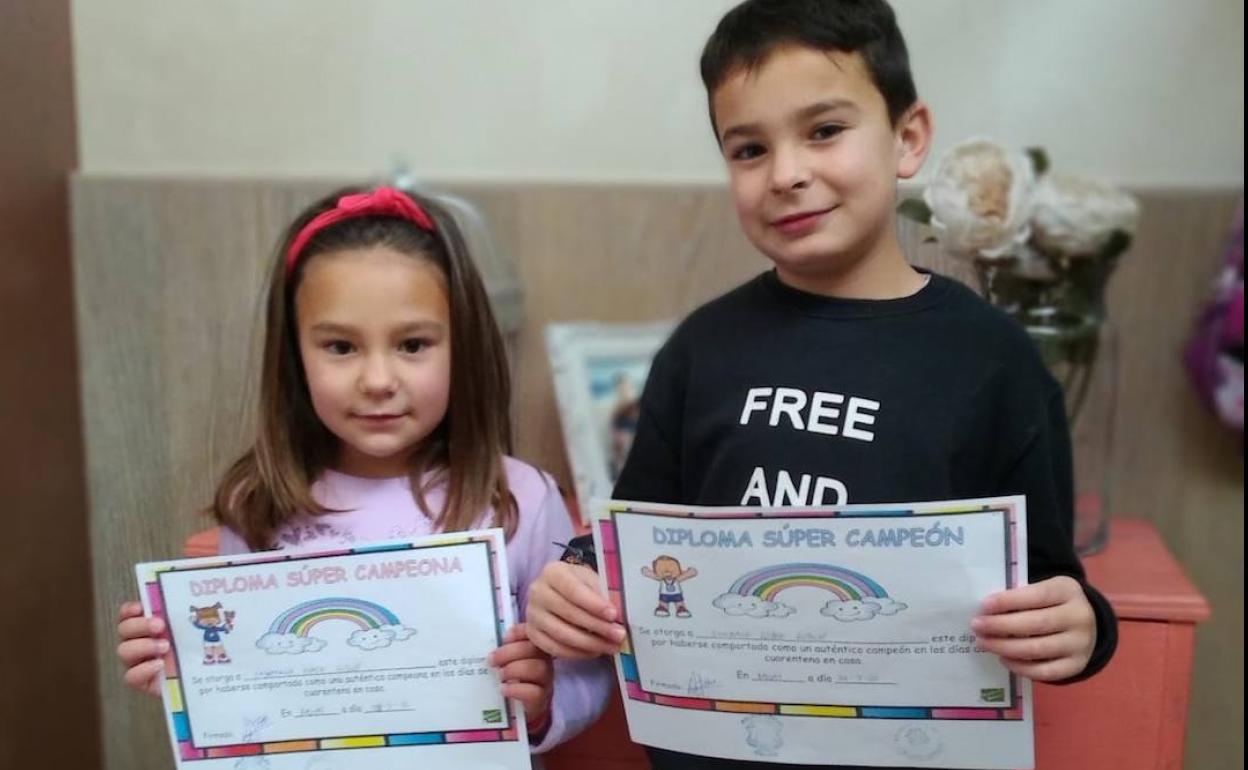 Dalías da las gracias a los peques de la casa con un diploma