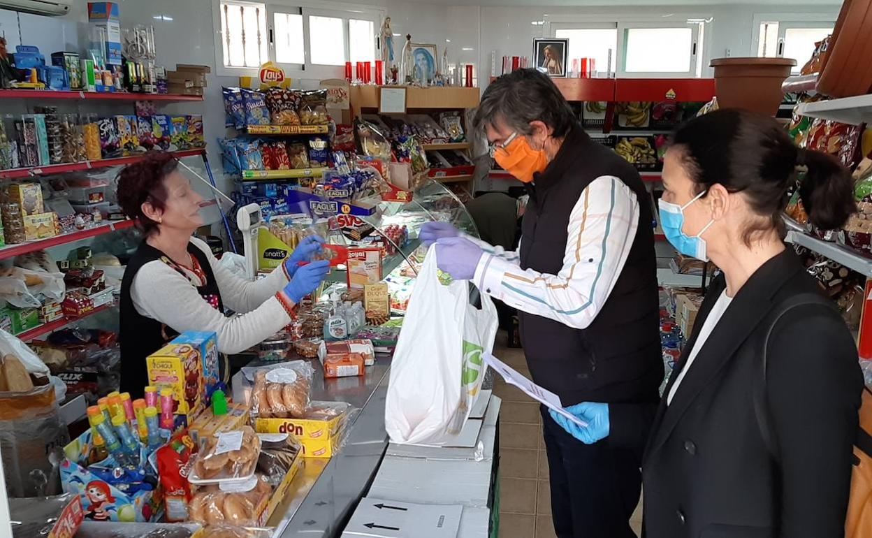 Las mascarillas y las pantallas protectoras llegan al pequeño comercio abderitano