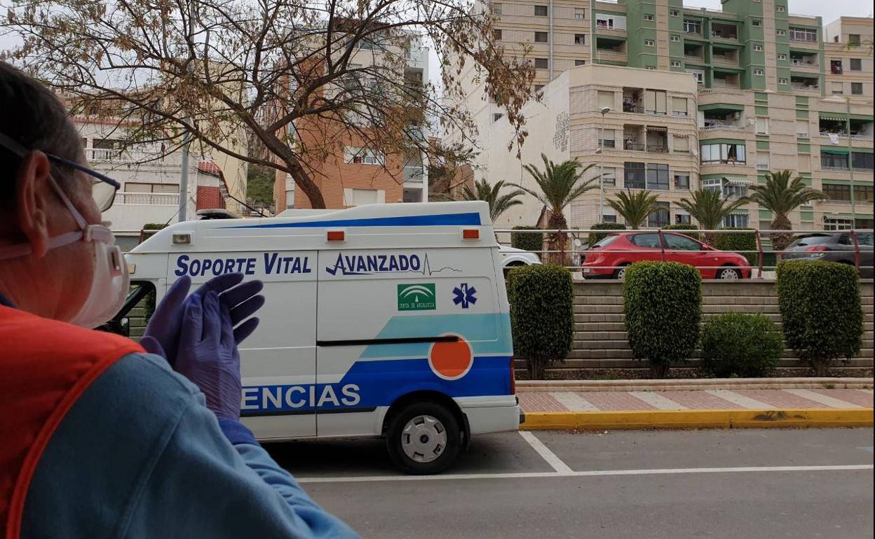 Aplausos a las puertas del Centro de Salud de Adra. 