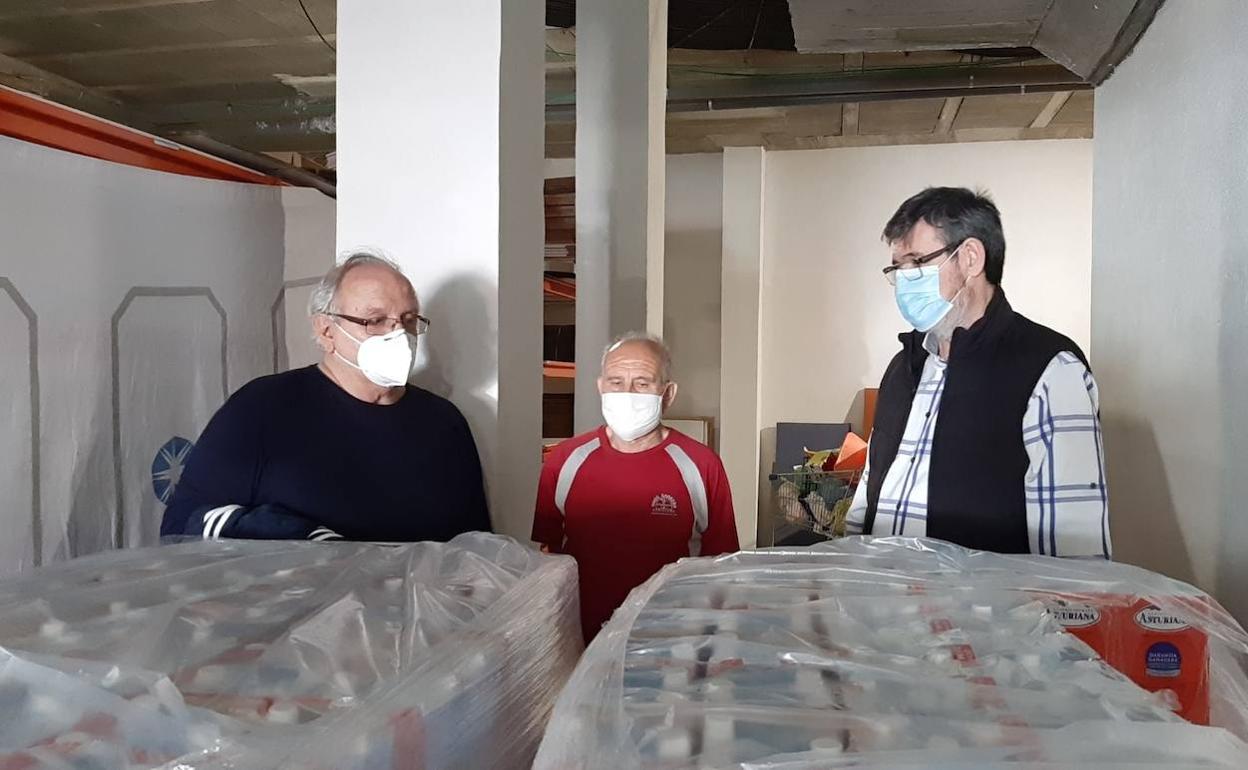 El alcalde ha visitado las instalaciones de Cáritas en Adra. 
