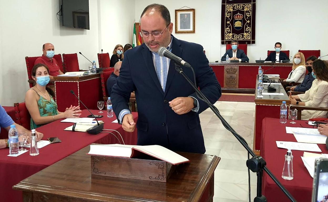 Francisco Utrera tomó posesión de su cargo como concejal socialista tras la renuncia de Francisco López. 