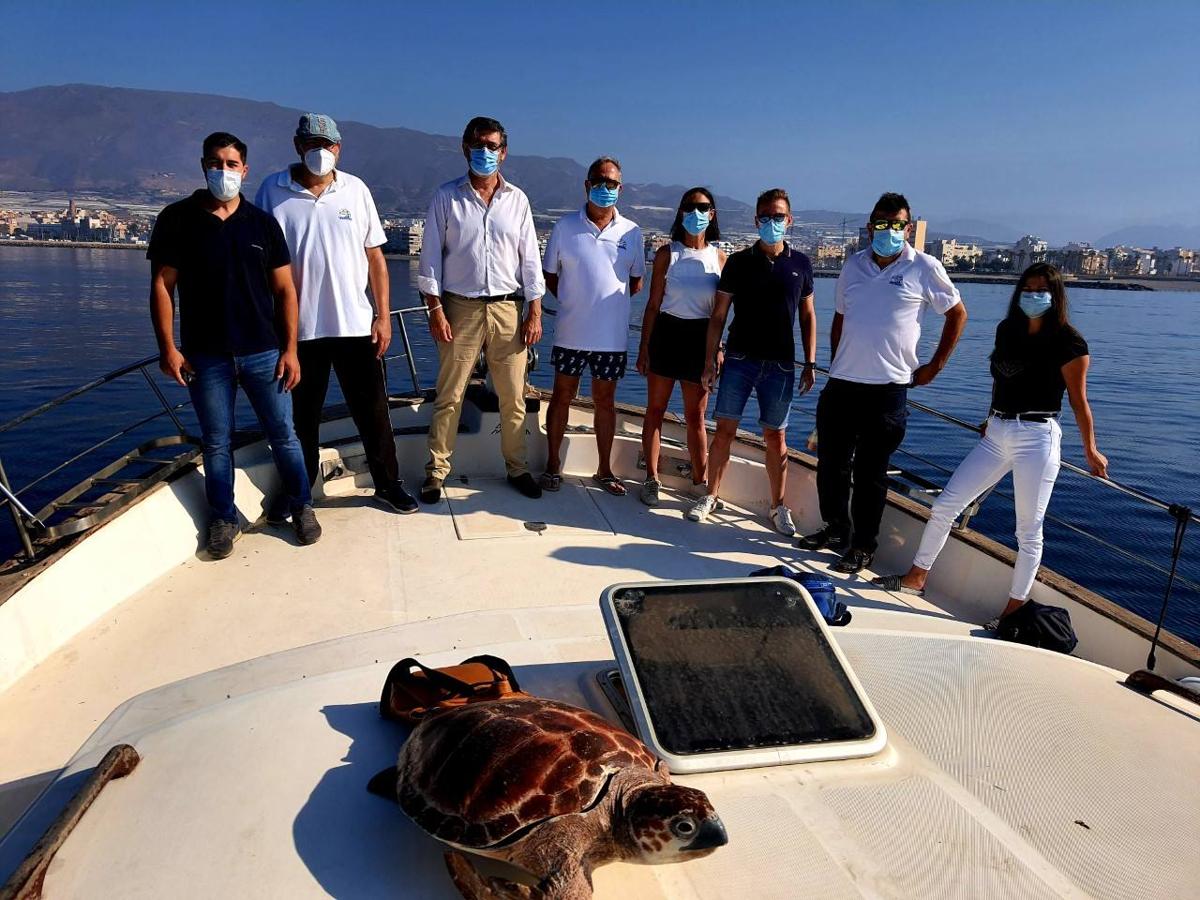 Fotos: Blancazul surca la costa de Adra en el Día de las Tortugas Marinas