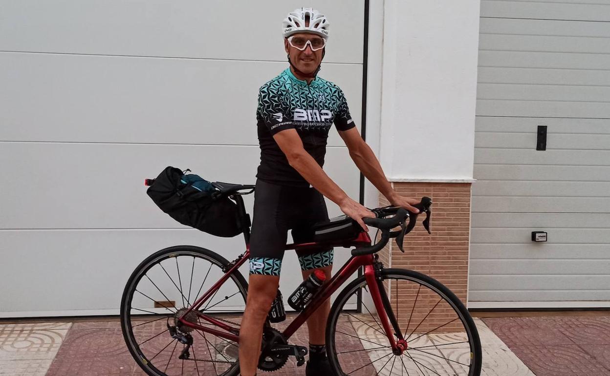 De Dalías a Santiago en bicicleta para ayudar a los niños que padecen leucemia