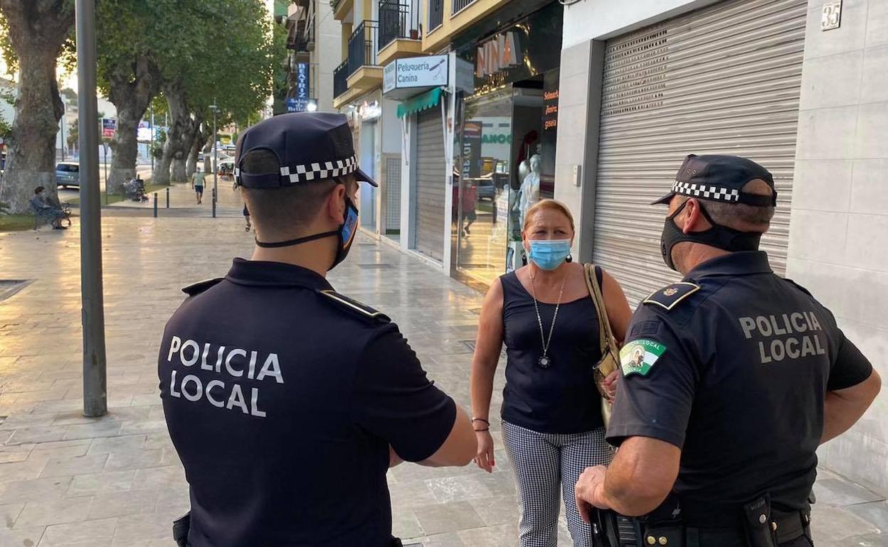 Policía Local vigila de cerca el uso de mascarilla. 